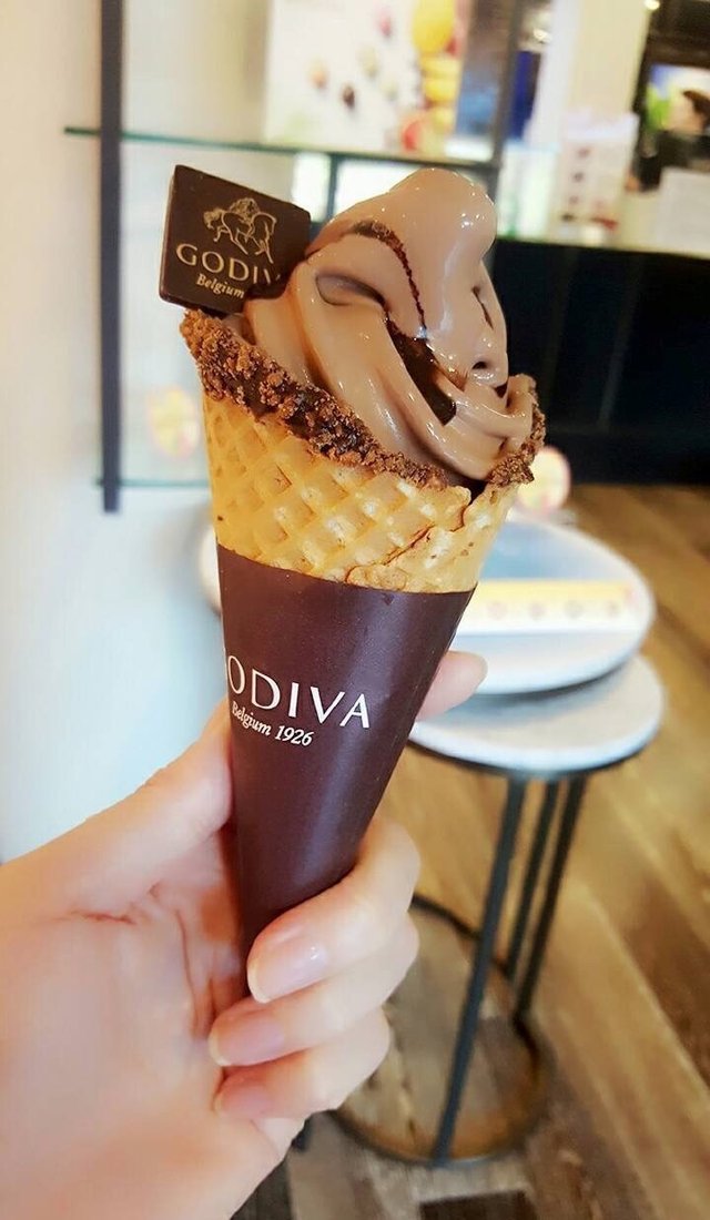黑巧克力软冰激凌