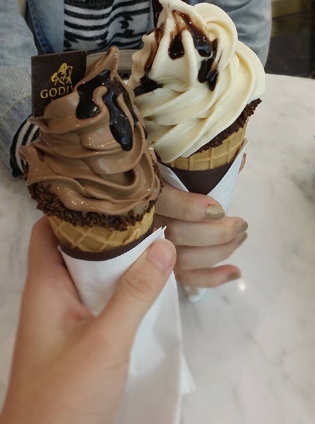 黑巧克力软冰激凌