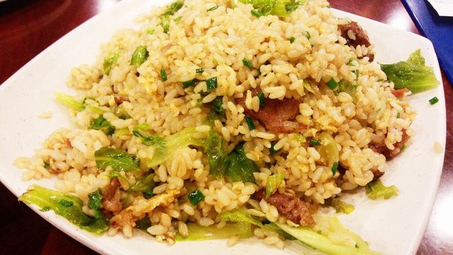咸淡适中，饭粒分明湿润，香肠更好的提出了炒饭的香味，油腻程度也可以接受，好吃的！