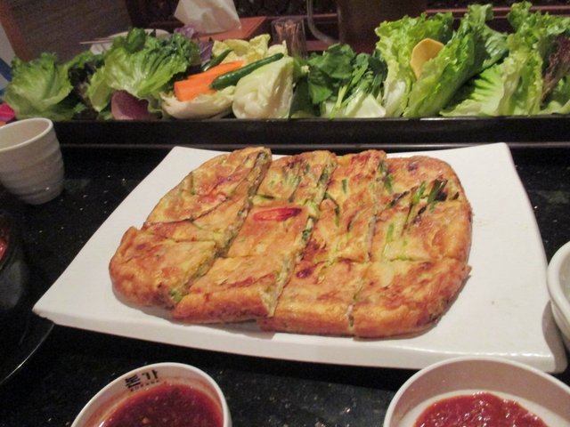 海鲜葱饼有鱿鱼粒。