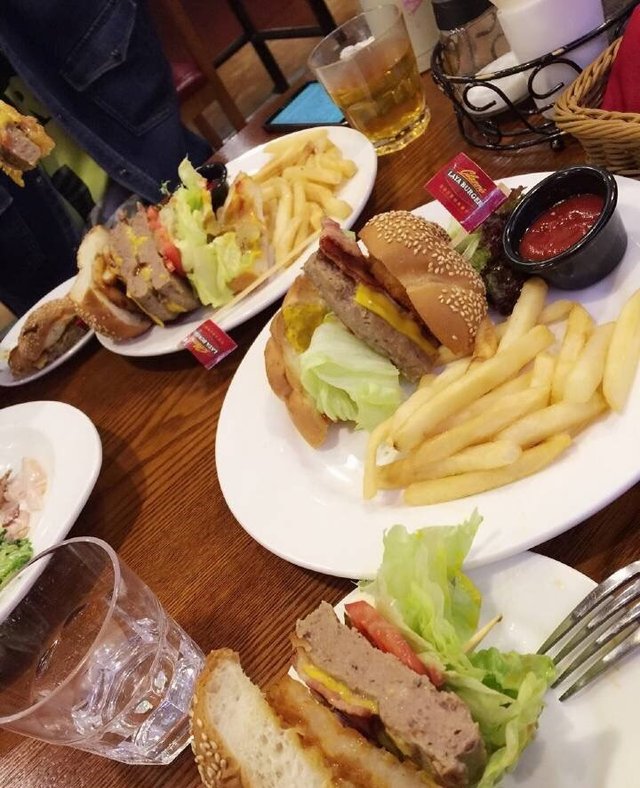 经典双层牛肉汉堡