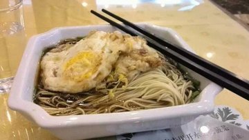 肉丝汤面配荷包蛋