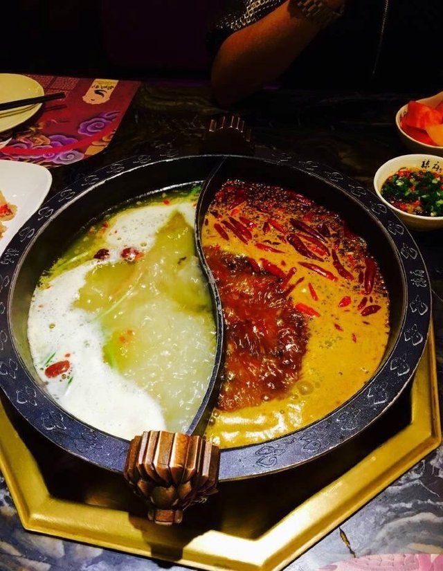 老妈蹄花鸳鸯锅