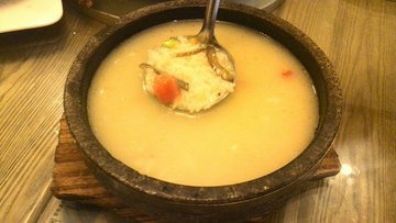 石锅沸腾海鲜泡饭