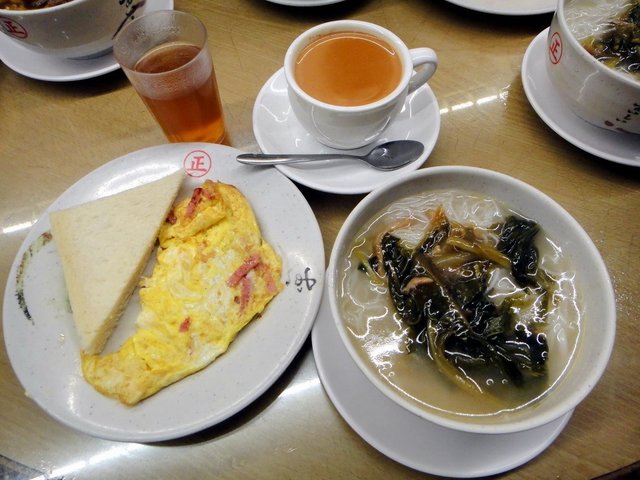 早晨套餐B (包括雪菜肉丝米粉、牛油方包、火腿丝炒蛋、饮品)