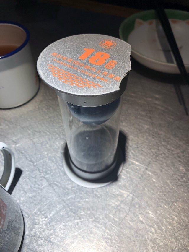 點餐後承諾18分鐘內會上菜呢！還給我們一個漏斗計時，很貼心❤️