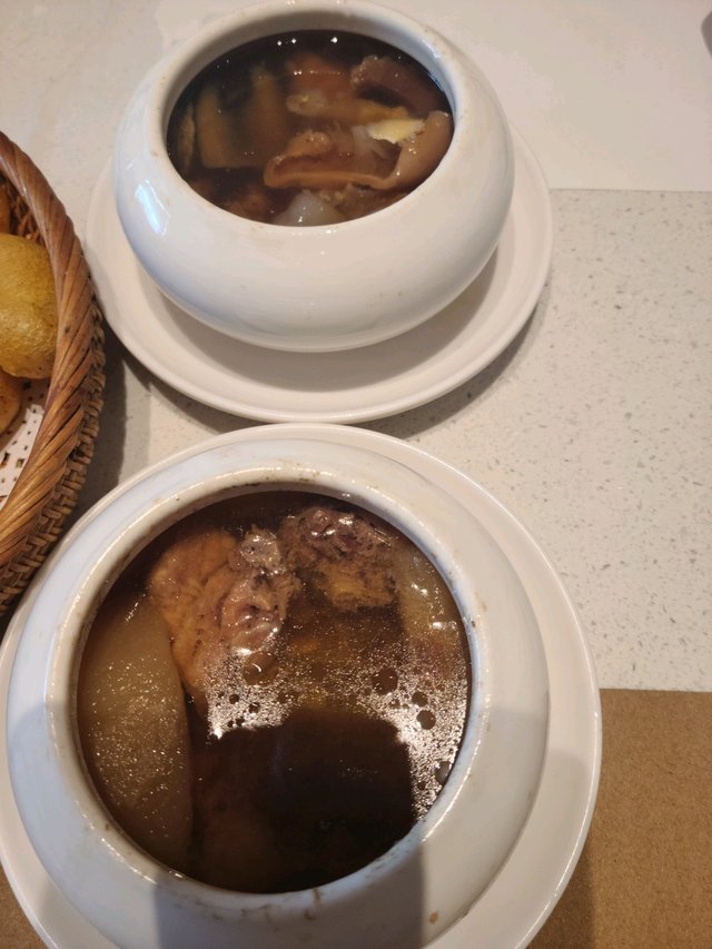 海皇湯好濃，而雪梨清甜，兩碗飲落去都知到不加味精，真材實料