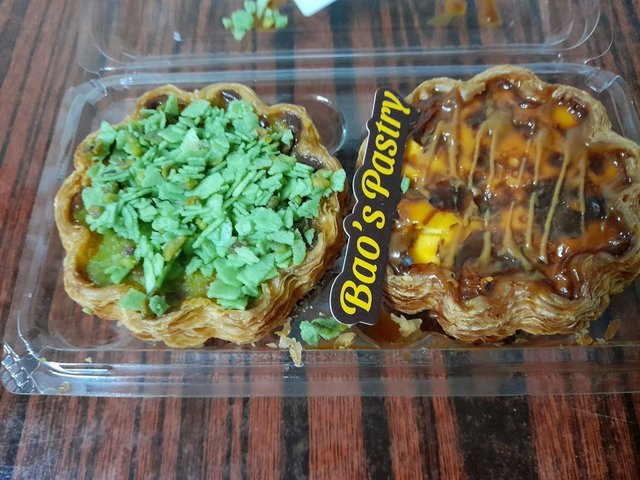 左：開心果味蛋撻， 右：法式可頌焦糖蛋撻