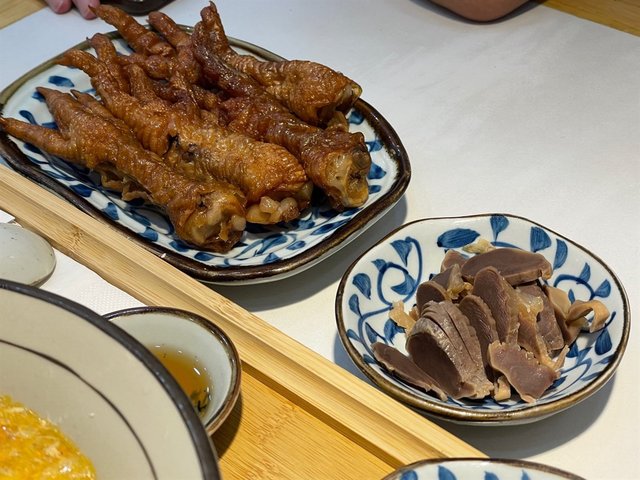 秘製雞胗(右)