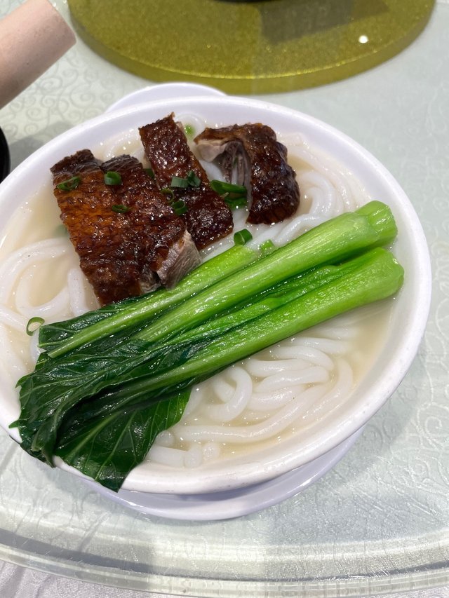 燒鵝瀨粉，鵝肉未夠入味，外皮欠脆之餘更帶油膱味，明顯非即燒新鮮鵝件，頗為失望——畢竟以往品嘗的多是現燒鵝肉。
