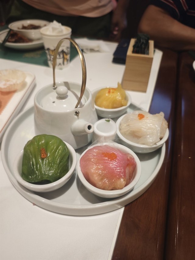 視覺與味覺的雙重享受！用南瓜汁、菠菜汁等天然食材調製四種顏色，晶瑩剔透的外皮包裹著滿滿湛江鮮蝦，每個蝦饺褶皺均勻，手工感十足。最特別的是搭配一小壺參湯，澆淋後蝦鮮與參香融合，一口咬下彈牙多汁，寓意「四季發財」，家庭聚餐點一份超應景。